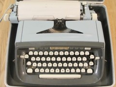 VTG Signature 500 Manual Portable Typewriter MONTGOMERY WARD Model 8004