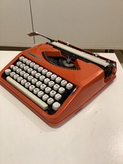 HERMES BABY TYPEWRITER. POP ART. CURSIVE TYPEFACE. SPANISH LAYOUT. ORANGE