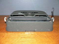 Vintage 1960 Royal Dart Compact Portable Manual Typewriter w/Case