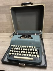 Vintage 1950s Underwood Leader Portable Typewriter with Case