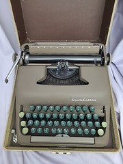 Vintage Smith Corona Clipper Mechanical Typewriter wCase Green Keys Made In USA