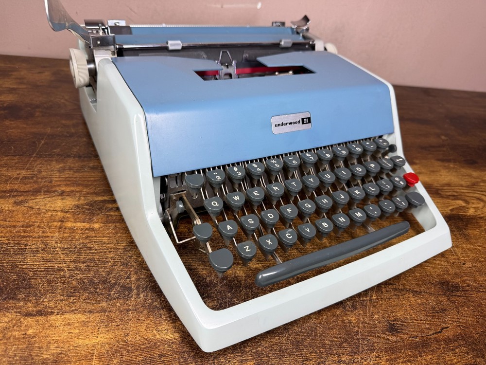 Excellent! Serviced 1961-62 Underwood Model 21 Vintage Portable Typewriter