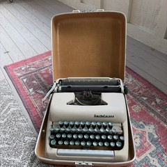 VINTAGE SMITH CORONA “CLIPPER” 1950S MANUAL TYPEWRITER W/ORIGINAL HARD CASE