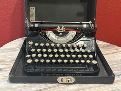 Vintage 1930s Underwood 4 Bank F Model Portable Typewriter/Case