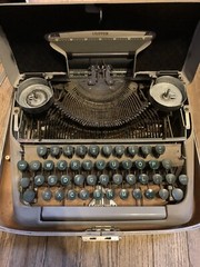 1957 Smith-Corona Clipper Vintage Portable Typewriter w/case | Ships from USA