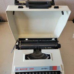 Rover 5000 Super Deluxe Typewriter With Case – with Japan YEN key! Vintage MCM