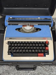 Vintage Kmart Kresge Model 812 Automatic 12 Typewriter in Case 60s 70s Untested