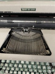 1953 ROYAL Quiet De Luxe Portable Manual Vintage Typewriter with Case Green 1950