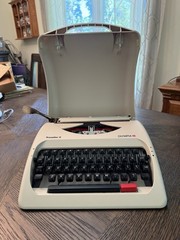Vtg OLYMPIA TRAVELLER C Working Manual Typewriter With Hard Case. Clean