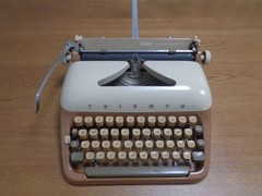 TRIUMPH GABRIELE-E TYPEWRITER “The Typist” Model 1960s Tested Working From JP