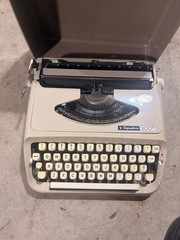 Montgomery Ward Signature 300T portable manual typewriter untested