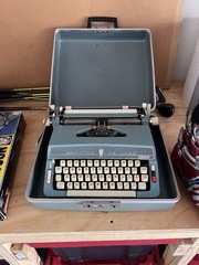 Vintage Brother De Luxe 900 Elite Portable Typewriter Baby Blue With Hard Case