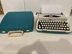 Smith Corona Cougar Deluxe teal white Typewriter Vintage Hard Case Portable