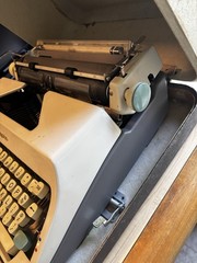 Vtg 1966 Olympia SM9 De Luxe Portable Manual Typewriter Germany W/ Case