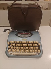VOSS WUPPERTAL MODEL PRIVAT TYPEWRITER. GERMANY 1961. PICA FONT 12. SPANISH