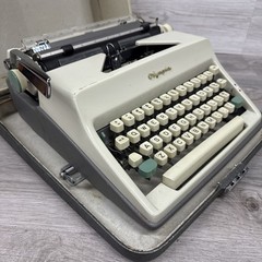 Vintage 1965 Olympia SM8 Portable-Pica Typewriter+Case-Types