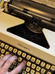 Vtg 1966 Olympia SM9 De Luxe Portable Manual Typewriter Germany W/ Case