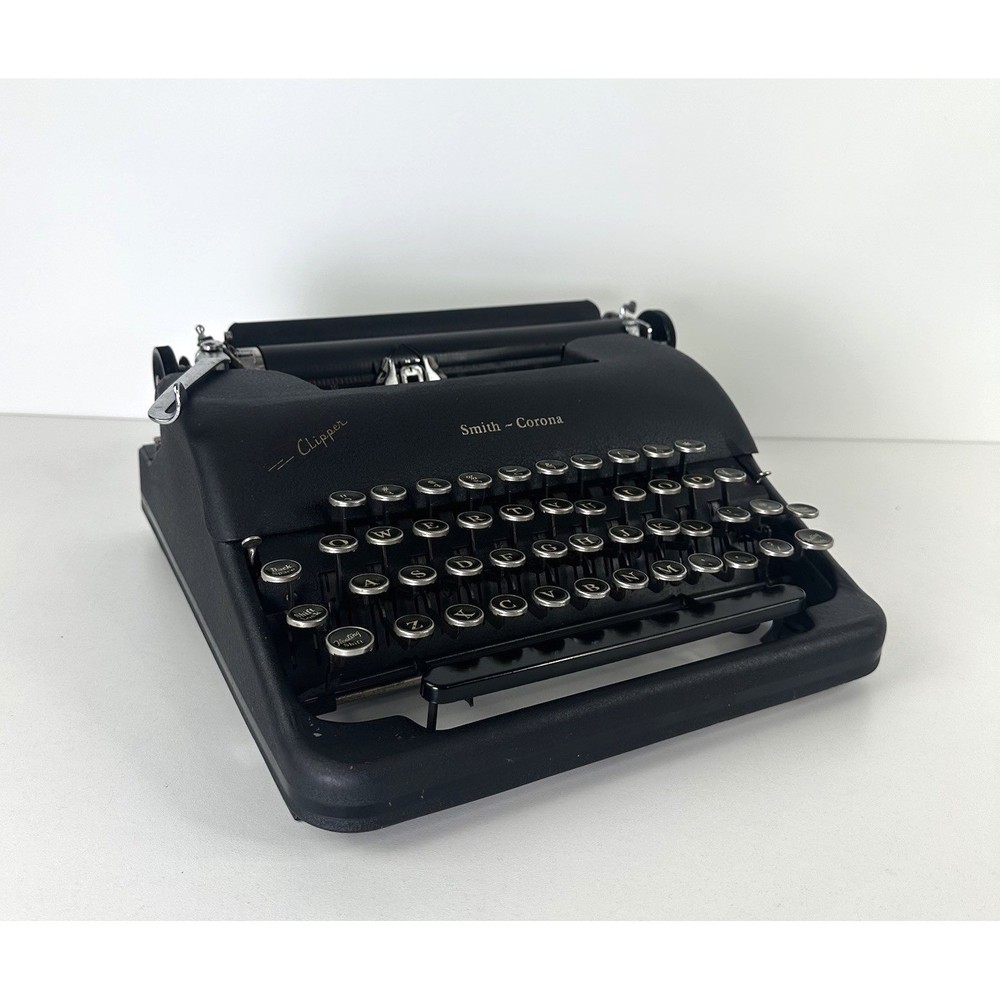 Vintage 1945 Smith Corona Clipper Portable Manuel Typewriter Black No Case Clean