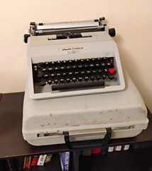 Olivetti Studio 45 Vintage Manual Portable Plastic Typewriter with Case