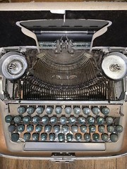1957 Smith-Corona Clipper Vintage Portable Typewriter w/case | Ships from USA