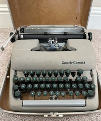Vintage 1950’s Smith-Corona Clipper Portable Typewriter w/ Case Made in Honolulu