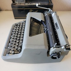 1950s Royal Quiet De Luxe Typewriter w/Case – Cleaned And Tested – EXCELLENT !