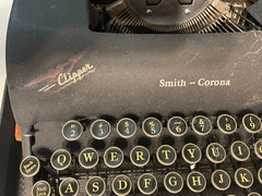 Vintage Smith-Corona Clipper Manual Portable Typewriter w/Case – Working!