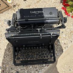 Underwood Vintage Manual Desktop Typewriter – Metal Construction