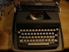 Royal Quiet De Luxe Portable Typewriter Hard Case Pica Font