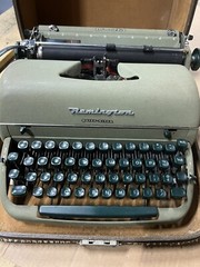 Vtg Remington Rand Quiet-Riter Typewriter w/ Case. FREE SHIPPING Miracle Tab