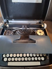 Vintage 1971 Smith Corona Super Sterling Portable Typewriter & Case