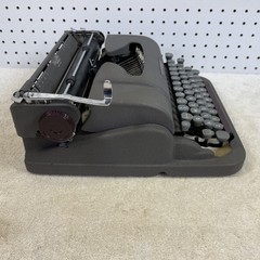1950’s Underwood Finger Flite Champion Typewriter, Excellent Condition w/Case!