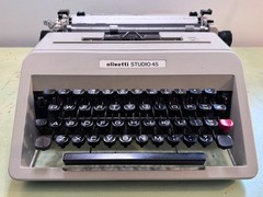 Tan Olivetti Studio 45 Typewriter • Barcelona, Spain • Tested, w/Case & Papers