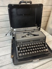 Royal Quiet De Luxe Manual Portable Typewriter model late 1940s and 1950s
