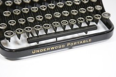 *WORKING* – UNDERWOOD PORTABLE TYPEWRITER ELLIOTT FISHER CO. – W/ CARRY CASE