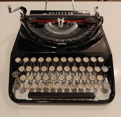 OLIVETTI ICO MP1 TYPEWRITER. MADE IN ITALY 1935. PICA FONT. SPANISH LAYOUT