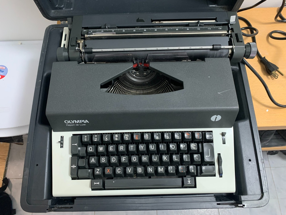 Olympia Deluxe Typewriter – 1975 – Vintage Manual Typewriter – Used electric