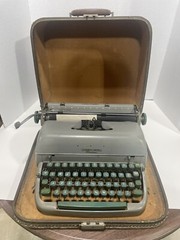 Remington Rand Quiet-Riter Eleven Miracle Tab Vintage Typewriter w-Case Working
