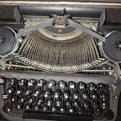 Underwood Universal Portable Manual Typewriter With Case