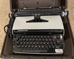 Smith Corona Super Correct Electric Vintage Typewriter (1982/83) + Case + Manual