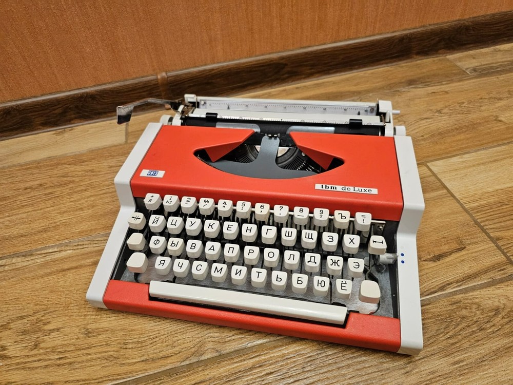 Typewriter TBM DE LUXE UNIS Yugoslavia Cyrillic Russian Text Late 1980s