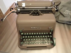 WORKS GREAT Vintage 1940s Royal Magic Margin Typewriter – Grey w Green keys