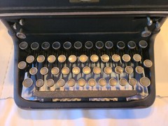 BLACK ANTIQUE ROYAL 1939 MAGIC MARGIN TYPEWRITER