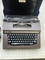 BROTHER ELECTRIC TYPEWRITER MODEL 3800 CORRECT-o-RITER WITH HARD CASE & POWER CO
