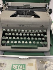 1953 ROYAL Quiet De Luxe Portable Manual Vintage Typewriter with Case Green 1950
