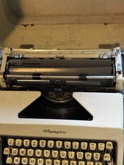 Vtg 1966 Olympia SM9 De Luxe Portable Manual Typewriter Germany W/ Case