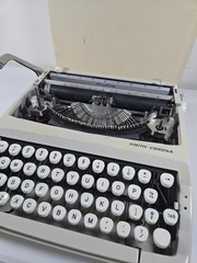 VTG Smith-Corona CORSAIR SCM Portable Typewriter Beige Hard Shell England