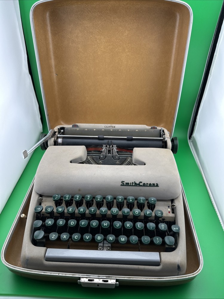 Vintage 1950’s Smith-Corona Clipper Portable Typewriter w/ Case Made in Honolulu