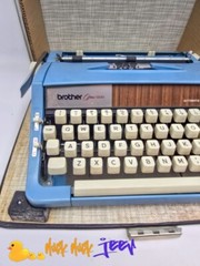 Brother Opus 885 Typewriter blue with case in excellent condition with case