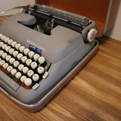 1958 Smith Corona Silent-Super Portable Typewriter Vintage Mid Century w Case